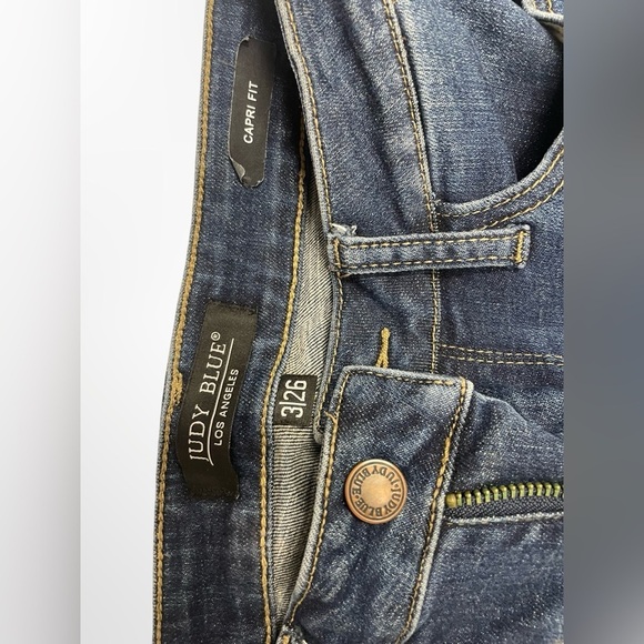 Judy blue‎ capri distressed size 3 - Picture 2 of 3